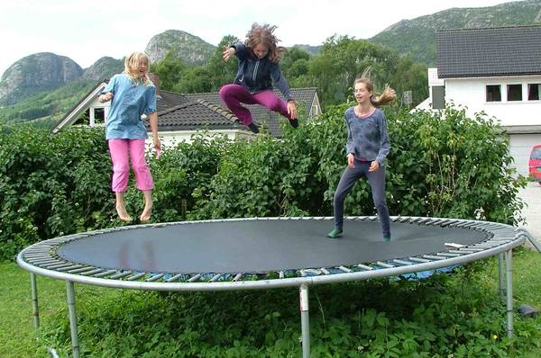 How Many Springs are on a 16 Foot Trampoline 