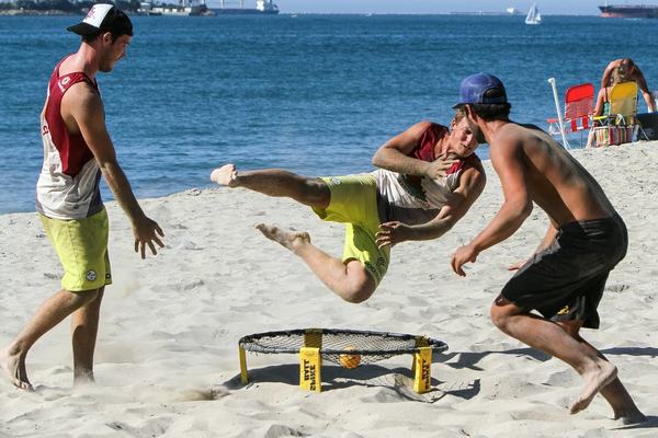 spikeball-beach-game-with-small-trampoline-and-ball