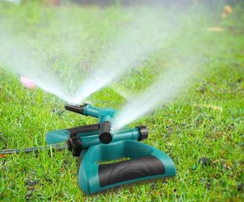 DIY-trampoline-sprinkler-Sprinkler-under-trampoline