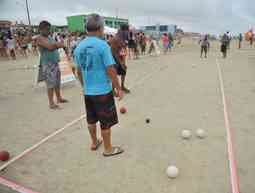 how-do-you-play-bocce-ball-on-the-beach